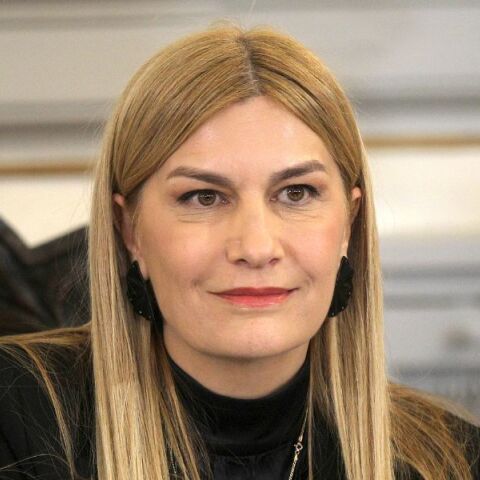 Επίθεση με συνθήματα στο πολιτικό γραφείο της Σέβης Βολουδάκη - Η υφυπουργός Μετανάστευσης δήλωσε στη Βουλή ότι δεν θα τη φιμώσουν.