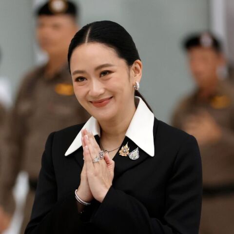 Η πρωθυπουργός της Ταϊλάνδης καθαιρέθηκε από το αξίωμά της μετά από απόφαση ότι παραβίασε τις συνταγματικές αρχές περί ηθικής σε τηλεφωνική της συνομιλία