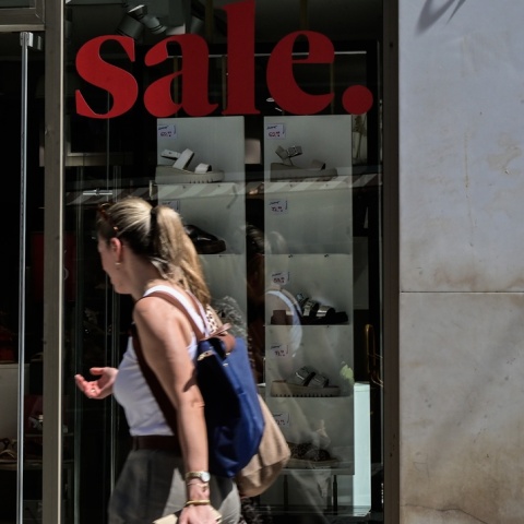 Γυναίκα μπροστά από βιτρίνα εκπτώσεων