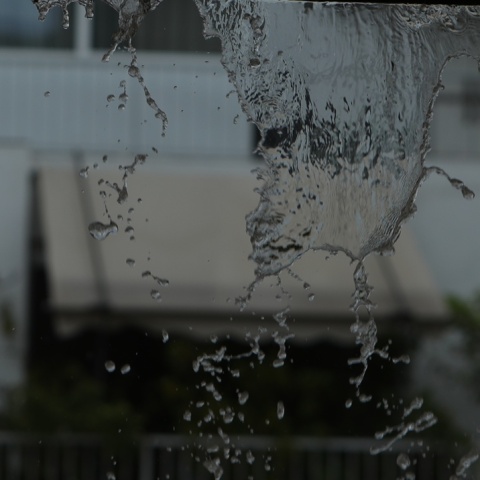 Βροχή πέφτει από τα κεραμίδια