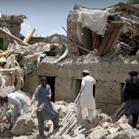 Δραματικές ώρες στο Αφγανιστάν: Με ελικόπτερα προσπαθούν να εντοπίσουν τους επιζώντες στα συντρίμμια 