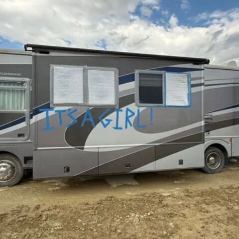 Η 37χρονη Κέιλα Τόμπσον γέννησε απροειδοποίητα στο φεστιβάλ Burning Man, αγνοώντας την εγκυμοσύνη της - Κοινότητα και γιατροί έσωσαν μητέρα και μωρό.