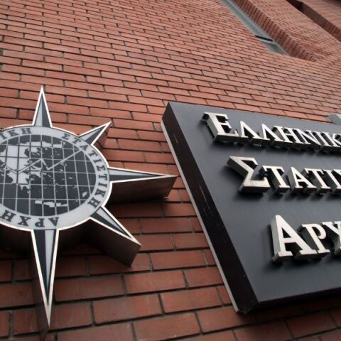 Σύμφωνα με την ΕΛΣΤΑΤ, η ανεργία μειώθηκε στο 8,6% το Β' τρίμηνο του 2025, με τους ανέργους να ανέρχονται σε 411.722 άτομα.