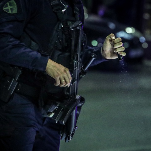 Αστυνομικός με όπλο και φακό κατά τη διάρκεια επιχείρησης στην Κρήτη