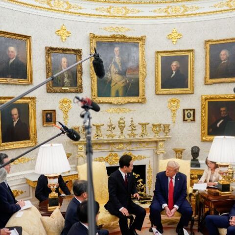 Πριν και μετά: Το αγαπημένο χρώμα του Τραμπ που κυριαρχεί στο Οβάλ Γραφείο