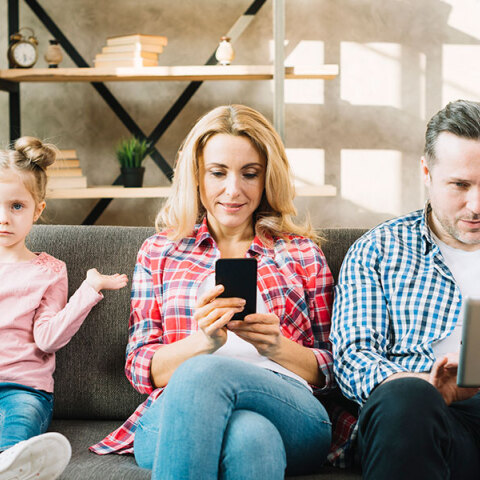 Ποιος χαλάει τελικά το μυαλό των παιδιών — οι οθόνες ή η διαπαιδαγώγηση;