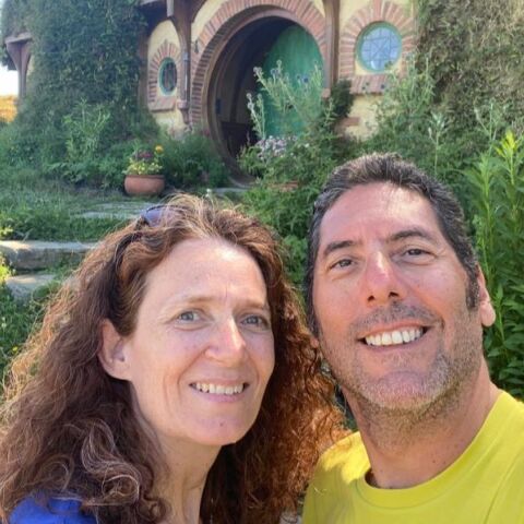 Η ζωή της κωφής Κρητικιάς που ταξίδεψε σε 89 χώρες και μετέτρεψε τη σιωπή σε φως