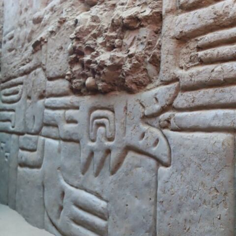 Αρχαιολόγοι στο Περού ανακάλυψαν τρισδιάστατο τοιχογραφικό ανάγλυφο 4.000 ετών, που φωτίζει τις πρώτες κοινωνικές ιεραρχίες και θρησκευτικές πρακτικές.