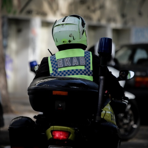 Διασώστης του ΕΚΑΒ σε μηχανή