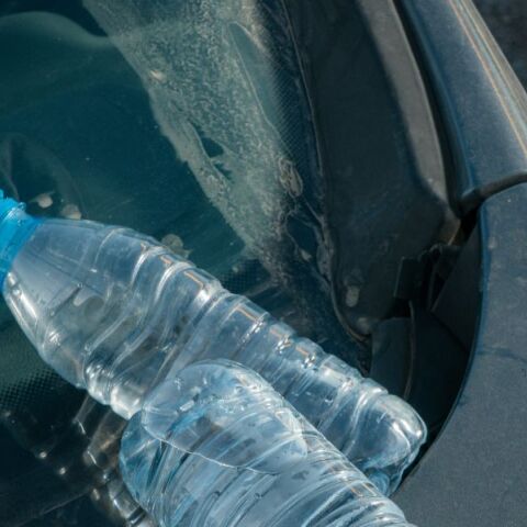 Τι συμβαίνει όταν πίνετε νερό από πλαστικό μπουκάλι που έμεινε για ώρες στο αυτοκίνητο