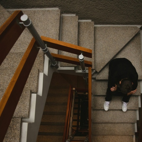 Άτομο καθισμένο στις σκάλες