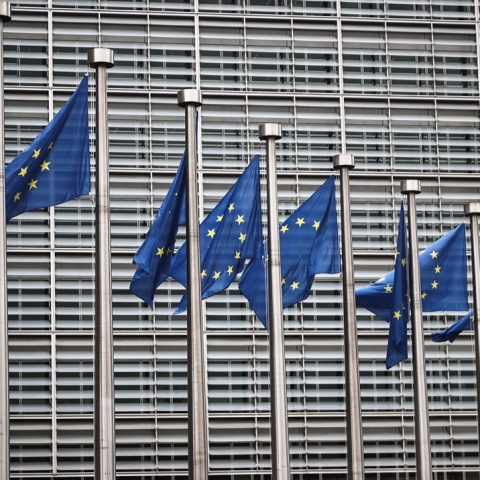 Σημαίες της ΕΕ έξω από το κτίριο της Ευρωπαϊκής Επιτροπής στις Βρυξέλλες