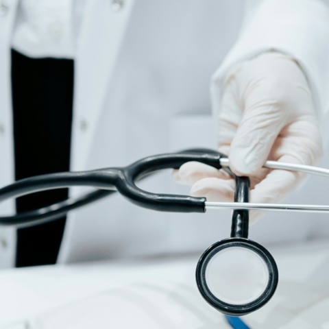 Γιατρός κρατά στηθοσκόπιο