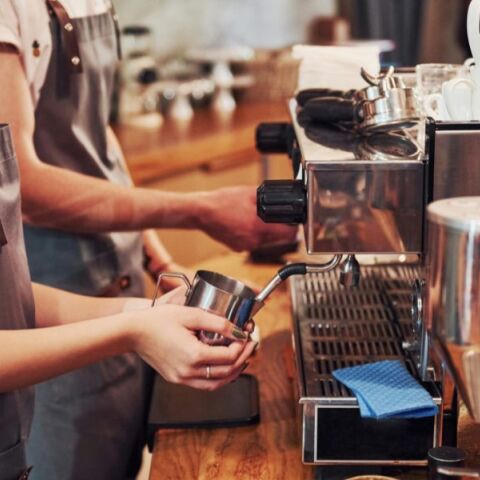 Η Ελληνική Ένωση Καφέ ζητά από τον πρωθυπουργό την κατάργηση του Ειδικού Φόρου Κατανάλωσης, λόγω της διεθνούς αύξησης της τιμής του καφέ.