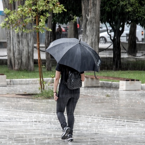 Άτομο με ομπρέλα εν μέσω καταιγίδας