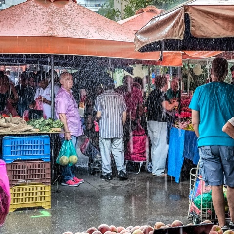 Καταιγίδα όσο πολίτες βρίσκονται κάτω από τις τέντες των λαϊκών αγορών