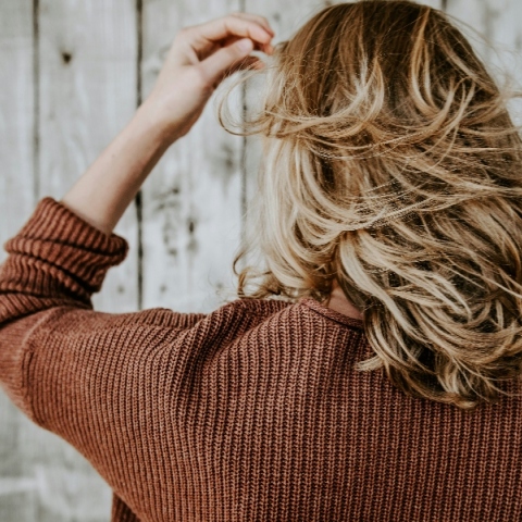 Δεν είναι ιδέα σας - τα μαλλιά σας πέφτουν και γκριζάρουν εξαιτίας δύο ποτών