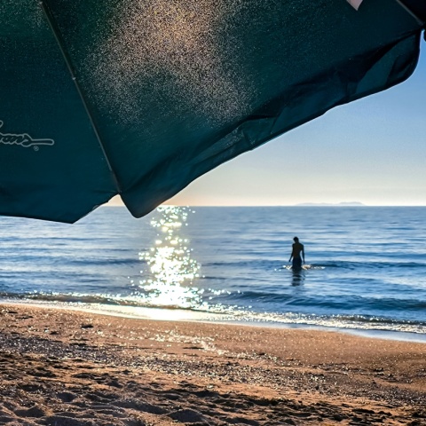 Γυναίκα απολαμβάνει το μπάνιο της στη θάλασσα