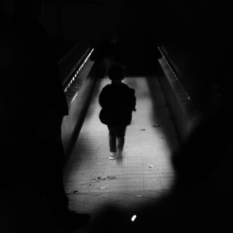 Παιδί περπατά σε ένα σκοτεινό μέρος