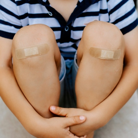 Παιδί με πληγές καλυμμένες με χάνσαπλαστ