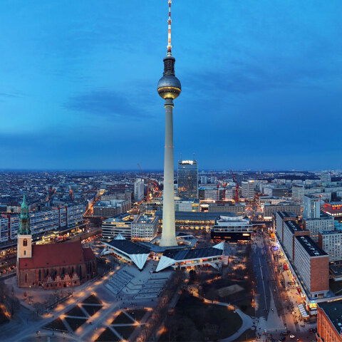 Το κέντρο της πόλης με τον Πύργο της Τηλεόρασης και την πλατεία Alexanderplatz στο Βερολίνο της Γερμανίας