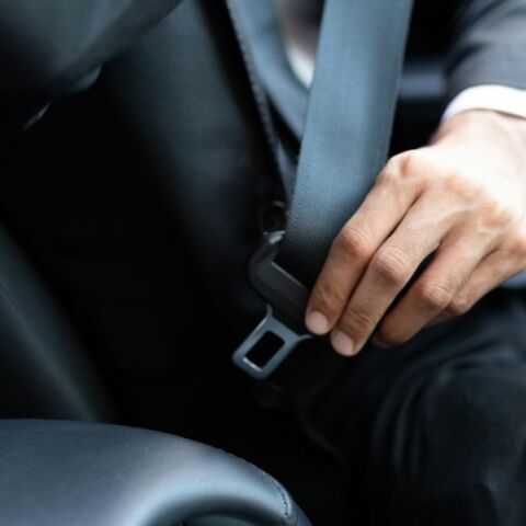 Έρευνα δείχνει ότι μόνο το 54% φορά ζώνη ασφαλείας στην Ελλάδα - Σοκαριστικά χαμηλή χρήση σε πίσω καθίσματα και κράνη συνεπιβατών.