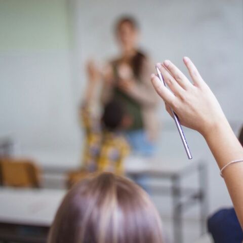 Εκπτώσεις έως 50% στα ακτοπλοϊκά και 30% στα αεροπορικά εισιτήρια προσφέρονται σε αναπληρωτές εκπαιδευτικούς για το 2025-2026.