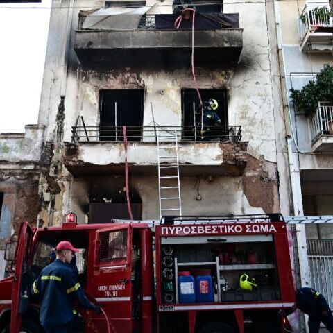 Τέθηκε υπό έλεγχο η φωτιά σε κενή διπλοκατοικία στο Μεταξουργείο - Διασώθηκε ένα άτομο 