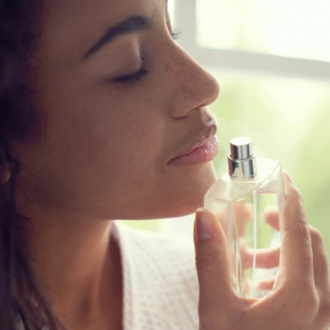 Γυναίκα βάζει άρωμα