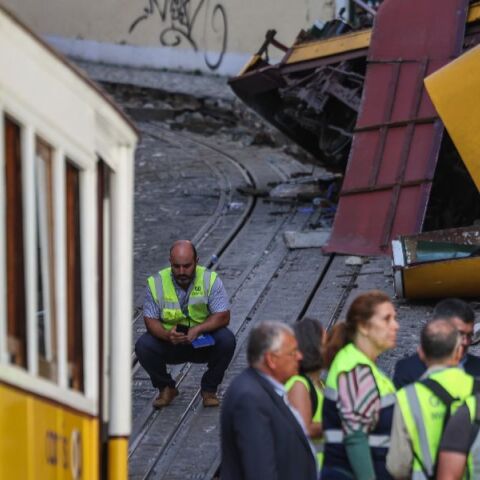 Λισαβόνα: Το μοιραίο τελεφερίκ είχε επιθεωρηθεί λίγες ώρες πριν την τραγωδία - Με τεστ DNA η ταυτοποίηση 