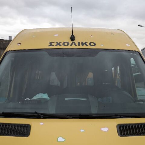 Λεωφόρος Συγγρού: Τροχαίο με σχολικό που έπεσε πάνω στις μπάρες - Ελαφρά τραυματίας ο οδηγός