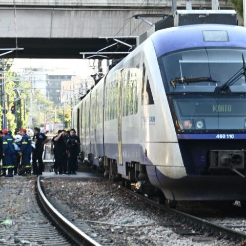 Μεταξουργείο: Ο άνδρας που παρασύρθηκε και διαμελίστηκε από συρμό του προαστιακού πέρασε από διάβαση που δεν υπάρχει σήμανση ή μπάρα