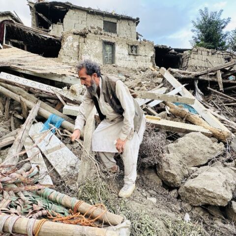 Αφγανιστάν: Γυναίκες πέθαναν αβοήθητες στα ερείπια επειδή oι Ταλιμπάν απαγορεύουν στους διασώστες να τις αγγίζουν 