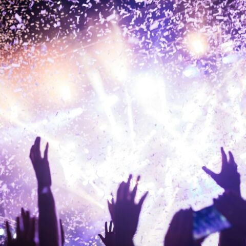 Στα δίχτυα της ΑΑΔΕ γνωστός τράπερ: Αγόραζε πολυτελή αυτοκίνητα και ρολόγια μέσω μη κερδοσκοπικής