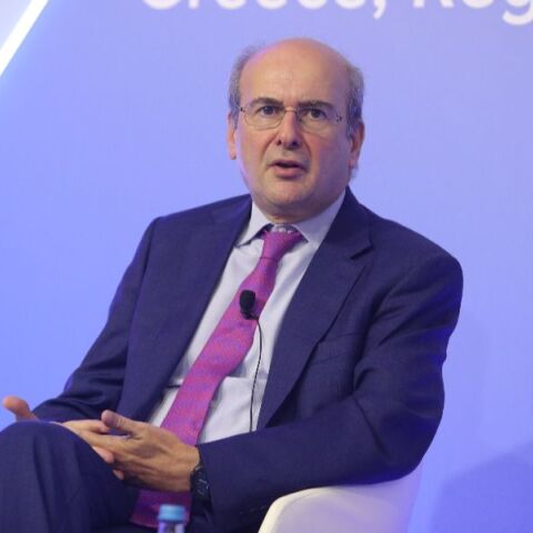 Χατζηδάκης: Η αύξηση των εισοδημάτων έρχεται με σοβαρές πολιτικές, όχι από θαυματοποιούς με λεφτόδεντρα