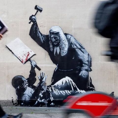Έργο του Banksy με δικαστή να χτυπά διαδηλωτή εμφανίστηκε στο Βασιλικό Δικαστικό Μέγαρο του Λονδίνου και καλύφθηκε αμέσως από τους φρουρούς του κτιρίου. 