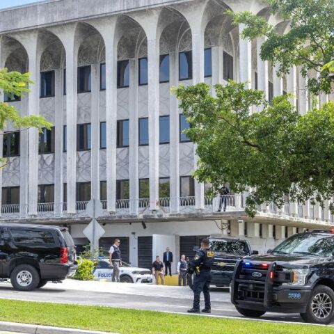 ΗΠΑ: Ο Ράιαν Ράουθ δικάζεται για απόπειρα δολοφονίας του Ντόναλντ Τραμπ σε γήπεδο γκολφ - Δηλώνει αθώος και επέλεξε να υπερασπιστεί μόνος τον εαυτό του.