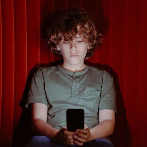 Έρευνα στη Βόρεια Ιρλανδία δείχνει ότι πάνω από τους μισούς 16χρονους έχουν βιώσει παράνομες ή επιβλαβείς συμπεριφορές στα social media.