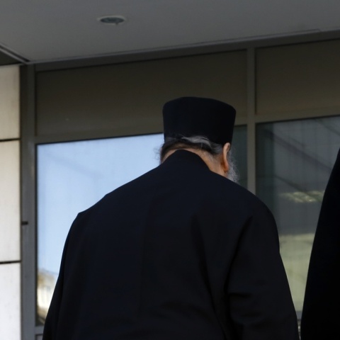 Ηγούμενος πλάτη στον φωτογραφικό φακό