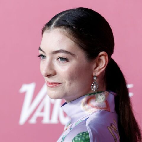 Η Lorde μιλά για την εξερεύνηση της ταυτότητας φύλου, την εμπειρία δεσίματος του στήθους της και πώς αυτό επηρέασε τη μουσική και την αυτογνωσία της