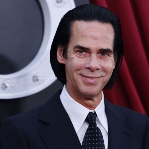 Ο Νικ Κέιβ θα τιμηθεί με Επίτιμο Διδακτορικό από το Royal College of Art στο Λονδίνο, αναγνωρίζοντας το σπουδαίο έργο του στην τέχνη και τη μουσική.