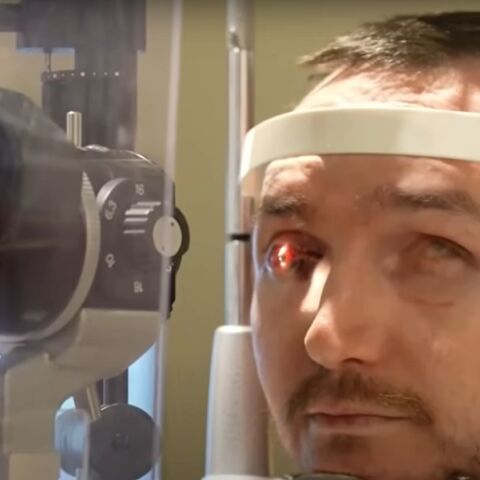 Ο Μπρεντ Τσάπμαν, τυφλός επί 20 χρόνια, ξαναβρήκε την όρασή του χάρη σε σπάνια επέμβαση «δόντι-στο-μάτι» που πραγματοποιήθηκε στον Καναδά.