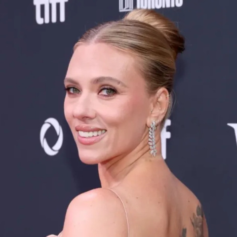 Η λαμπερή εμφάνιση της Σκάρλετ Γιόχανσον στην πρεμιέρα του σκηνοθετικού της ντεμπούτου