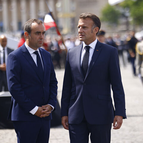 Ο Εμανουέλ Μακρόν με τον νέο πρωθυπουργό της Γαλλίας, Σεμπαστιάν Λεκορνί © EPA/MOHAMMED BADRA / POOL