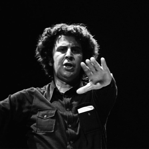 Ο Μίκης Θεοδωράκης διευθύνει την ορχήστρα του στο Παρίσι στις 20 Οκτωβρίου 1970