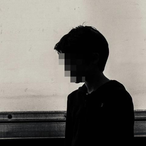 Αγόρι που δεν διακρίνονται τα χαρακτηριστικά του στο σκοτάδι 