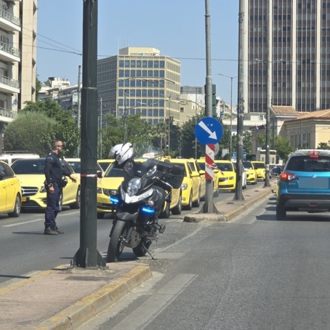 Δυσκολίες στην Κηφισίας από την κινητοποίηση των οδηγών ταξί 