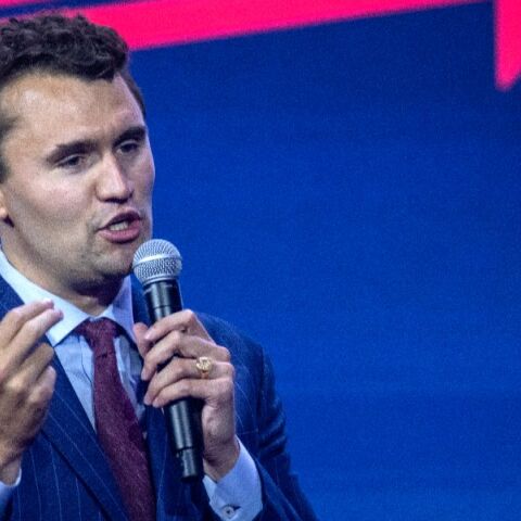 Τσάρλι Κερκ: Οι μυστηριώδεις κινήσεις δύο ανδρών που στέκονται πίσω του λίγο πριν την δολοφονία του