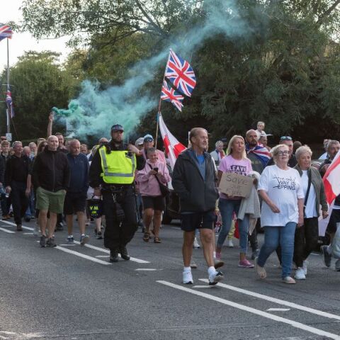 Διατηρήστε τη Βρετανία λευκή: τι τροφοδοτεί την οργή κατά των μεταναστών στη Βρετανία