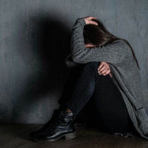 Γυναίκα που κρύβει το πρόσωπό της